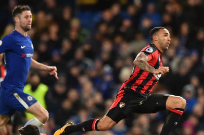 Penyerang  Bournemouth, Callum Wilson (kanan), mencetak gol ke gawang Chelsea pada pertandingan pekan ke-25 Liga Inggris di Stamford Bridge, London, Inggris, Kamis (1/2/2018) dini hari WIB.