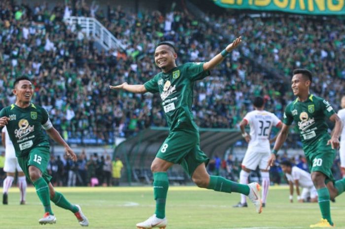 Oktafianus Fernando merayakan gol tenadangan jarak jauhnya ke gawang Persija Jakarta di Stadion Gelora Bung Tomo, Surabaya pada Minggu (4/11/2018).