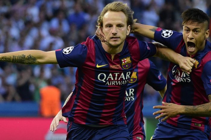 Gelandang FC Barcelona, Ivan Rakitic (kiri), merayakan keberhasilannya mencetak gol ke gawang Juventus bersama Neymar Junior di laga final Liga Champions 2014-2015 di Stadion Olimpiade Berlin, Jerman, pada 6 Juni 2015.