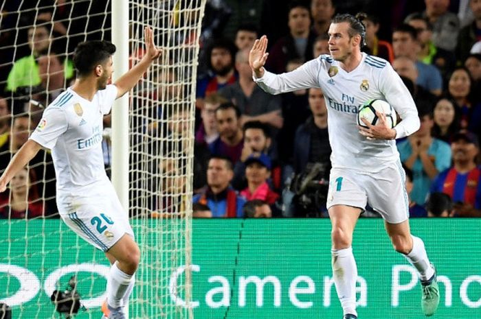  Penyerang Real Madrid, Gareth Bale (kanan), merayakan golnya bersama Marco Asensio dalam laga Liga Spanyol kontra FC Barcelona di Stadion Camp Nou, Barcelona pada 6 Mei 2018. 