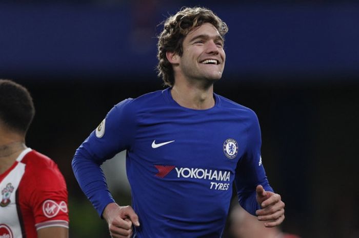  Marcos Alonso merayakan gol Chelsea ke gawang Southampton pada laga Liga Inggris di Stadion Emirates, Sabtu (16/12/2017). 