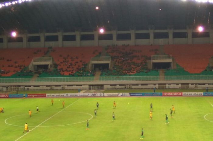 Suasana pertandingan antara PS TNI dan Sriwijaya FC di Stadion Pakansari, Kabupaten Bogor, Rabu (25/10/2017).