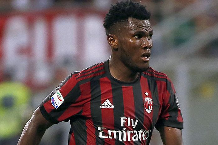 Aksi gelandang AC Milan, Franck Kessie, saat mengontrol bola dalam laga lanjutan Liga Italia 2017-2018 melawan Cagliari di Stadion Giuseppe Meazza, Milan, Italia, pada 27 Agustus 2017.