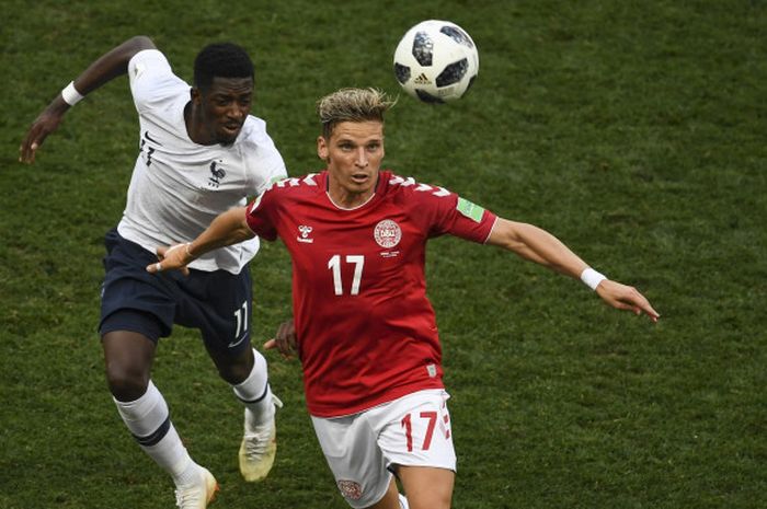 Bek timnas Denmark, Jens Stryger Larsen (kanan), berduel dengan penyerang Prancis, Ousmane Dembele, di laga Grup C Piala Dunia 2018, 26 Juni 2018 di Luzhniki Stadium, Moskow.