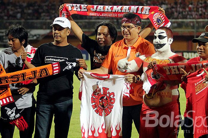 Ketua Umum The Jakmania, Ferry Indrasjarief (tengah), berpose dengan pendukung Persija Jakarta lainnya saat hadir di Stadion Gelora Ratu Pamellingan Pamekasan, Jawa Timur, Senin (21/08/2017) malam, untuk mendukung Persija Jakarta saat tampil melawan tuan rumah Madura United dalam laga lanjutan Liga 1.