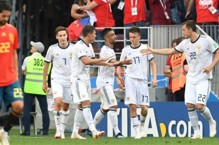 Pemain Rusia merayakan gol Artem Dzyuba (kanan) ke gawang Spanyol dalam partai babak 16 besar Piala Dunia 2018 di Stadion Luzhniki, Moskow, 1 Juli 2018.