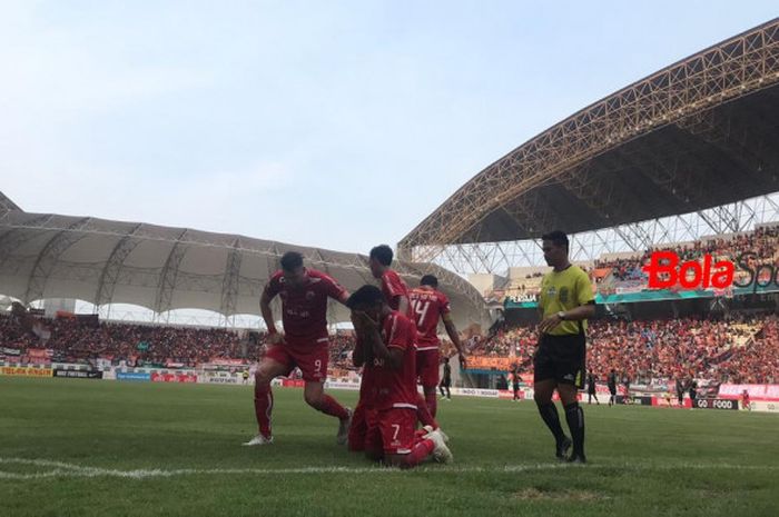 Gelandang Persija Jakarta, Ramdani Lestaluhu merayakan gol ke gawang Sriwijaya FC di Stadion Wibawa Mukti, Cikarang, Sabtu (24/11/2018).