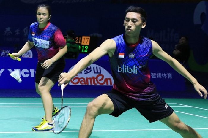 Pasangan ganda campuran Indonesia, Ronald Alexander/Melati Daeva Oktaviani, saat bertanding melawan Yang Lee/Hsu Ya Ching (Taiwan) pada babak kesatu turnamen China Terbuka di Haixia Olympic Sports Center, Selasa (15/11/2016). Ronald/Melati menang 21-17, 18-21, 21-15.