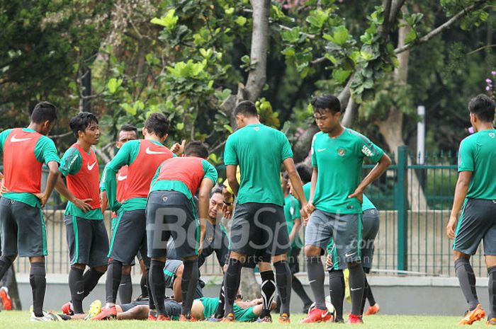 Timnas U-23 Indonesia menggelar game internal di Lapangan ABC, Senayan, Jakarta Pusat, Minggu (21/1/2018)