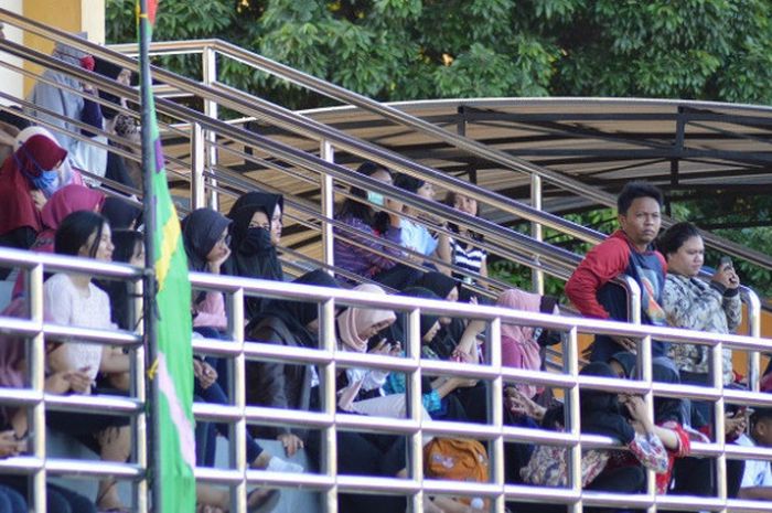 Suporter yang menyaksikan sesi latihan timnas U-19 Indonesia di Stadion UNY, Jumat (17/8/2018)