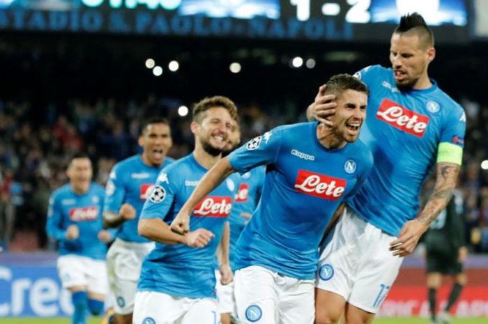 Gelandang Napoli, Jorginho (tengah), merayakan gol yang dia cetak ke gawang Manchester City dalam laga Grup F Liga Champions di Stadion San Paolo, Naples, Italia, pada 1 November 2017.