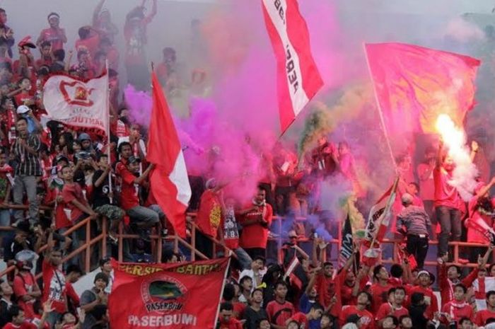 Aksi Paserbumi, suporter loyal Persiba Bantul saat mendukung tim idolanya di Stadion Sultan Agung, Bantul. 