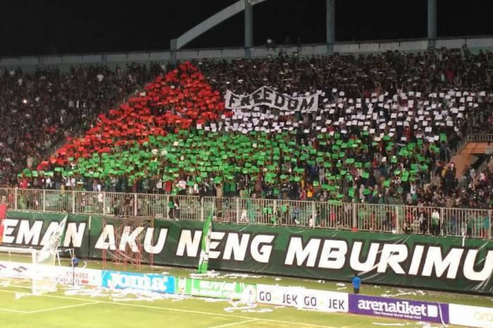 Koreo BCS saat PSS Sleman jamu Persibangga di Stadion Maguwiharjo, Sleman.