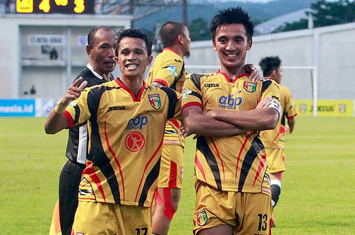 Pemain Mitra Kukar, Bayu Pradana melakukan selebrasi bersama rekan setimnya, Rifan Nahumarury seusai mencetak gol penentu kemenangan Mitra Kukar melawan Arema, 4-3 pada pertandingan Liga 1 di Stadion Madya Aji Imbut Tenggarong Kabupaten Kutai Kartanegara Kalimantan Timur, Jumat (27/7).