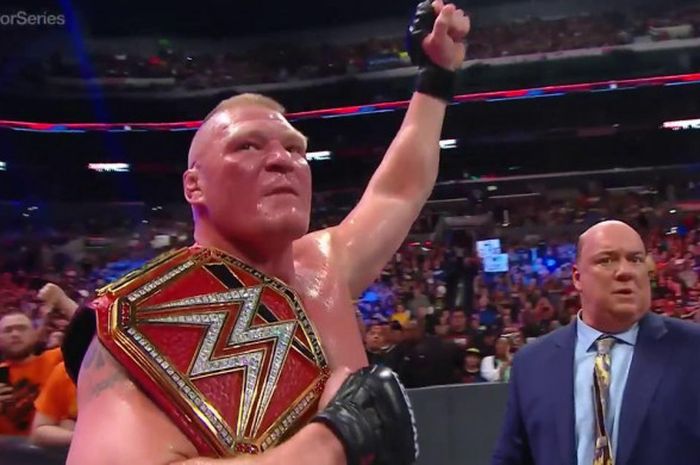 Paul Heyman (kanan) sedang bersama dengan Brock Lesnar ketika menjalani pertandingan WWE.