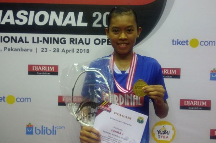 Pebulu tangkis tunggal putri nasional,  Saifi Rizka Nurhidayah (Mutiara Cardinal) berpose setelah menjadi juara tunggal remaja putri pada Djarum Sirnas Li Ning Riau Open 2018 di GOR Gelanggang Remaja, Pekanbaru, Sabtu (28/4/2018).