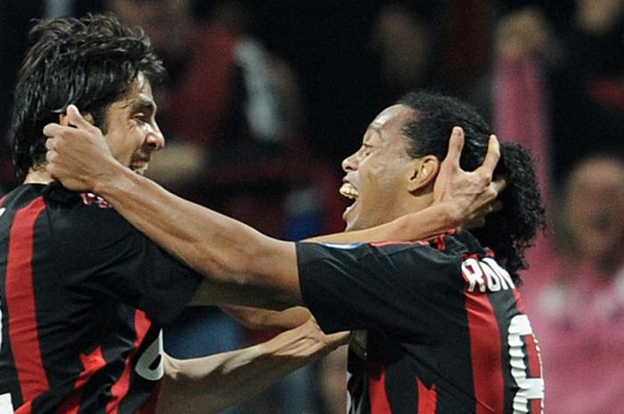 Pemain AC Milan, Ronaldinho (kanan), merayakan golnya bersama Kaka dalam laga Liga Italia kontra Inter Milan di Stadion San Siro, Milan, pada 28 September 2008.