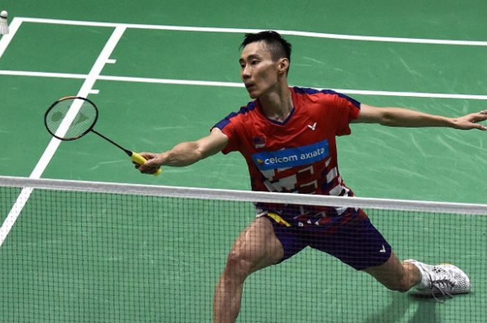 Pebulu tangkis tunggal putra Malaysia, Lee Chong Wei, mengembalikan kok ke arah Anthony Sinisuka Ginting pada perempat final Piala Thomas 2018 melawan Indonesia di Impact Arena, Bangkok, Thailand, Kamis (24/5/2018).