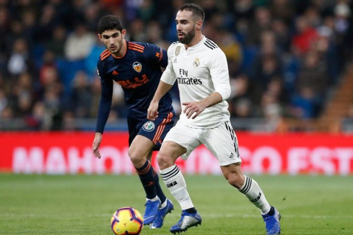 Bek kanan Real Madrid, Dani Carvajal, menggiring bola dalam laga Liga Spanyol pekan ke-14 kontra Val