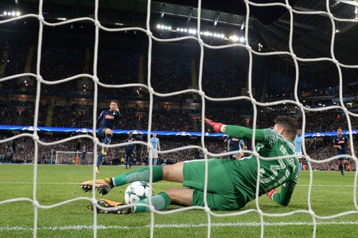 Kiper Manchester City, Ederson Moraes, menepis penalti striker Napoli, Dries Mertens, dalam laga Grup F Liga Champions di Stadion Etihad, Manchester, Inggris, pada 17 Oktober 2017.