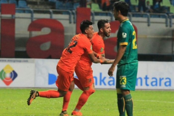 Penyerang Borneo FC, Marlon da Silva, merayakan golnya setelah membobol gawang Sriwijaya FC dalam laga semifinal Piala Gubernur Kaltim 2018, Jumat (2/3/2018). 