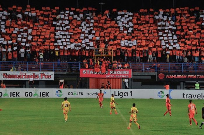 Aksi Koreografi Pusamania pada laga home Liga 1 2017. 