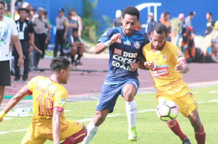 Duel full-back Arema FC, Marko Kabiay (tengah) dan penyerang Sriwijaya FC, M Nur Iskandar (kanan), dalam laga kedua tim pada pekan ke-30 Liga 1 di Stadion Bumi Sriwijaya, Palembang, Jumat (20/10/2017).