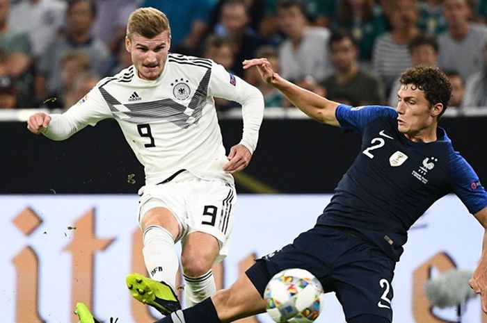 Bek Prancis, Benjamin Pavard (kanan), berupaya menahan tembakan penyerang Jerman, Timo Werner, dalam laga UEFA Nations League di Stadion Allianz Arena, Muenchen, Jerman pada 6 September 2018.