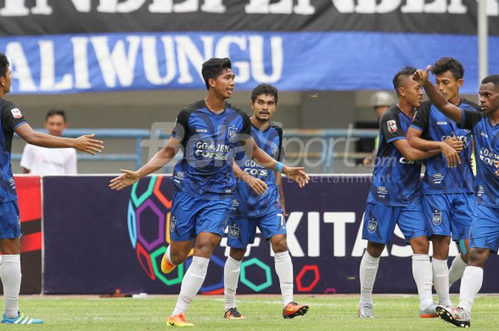 Pemain PSIS Semarang merayakan keberhasilan mereka mengalahkan Martapura dengan skor 6-4 pada pertandingan perebutan tempat ketiga Liga 2 di Stadion Gelora Bandung Lautan Api, Selasa (28/11/2017). Berkat kemenangan ini, PSIS mendapatkan tiket promosi ke Liga 1. 