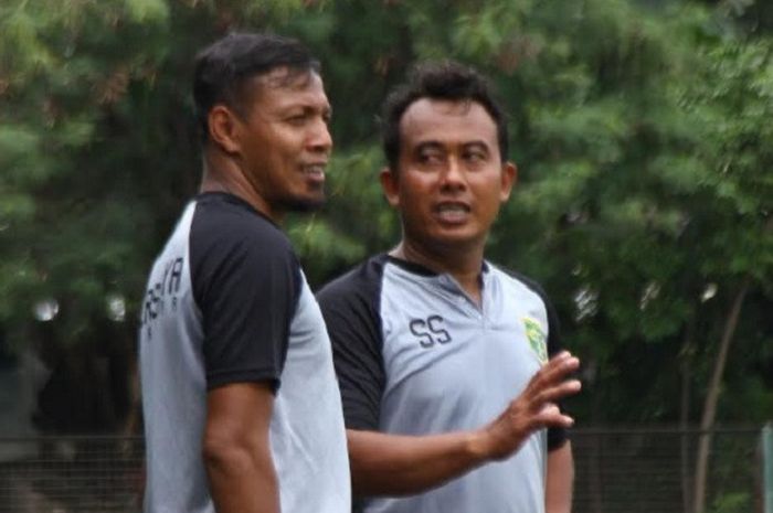 Pelatih kepala Persebaya, Bejo Sugiantoro (kiri) bersama asisten pelatih saat memantau seleksi pemain Persebaya U-19 di lapangan Persebaya, Jumat (9/2/2018).