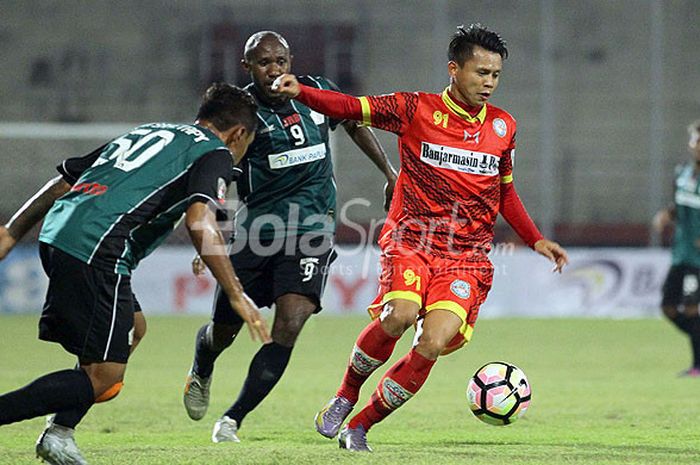 Pemain Martapura FC, Mohamad Arozi (kanan), berupaya lepas dari pengawalan pemain Persiwa Wamena dalam laga babak 16 besar pertama Grup D Liga 2 di Stadion Gelora Delta Sidoarjo, Jawa Timur, Sabtu (23/09/2017) sore.