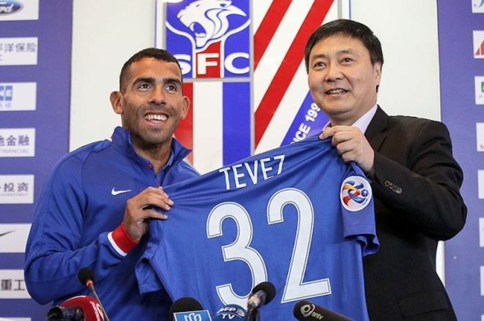 Striker asal Argentina, Carlos Tevez (kiri), saat diperkenalkan sebagai pemain anyar Shanghai Shenhua dalam konferensi pers di Shanghai, China, pada 21 Januari 2017.