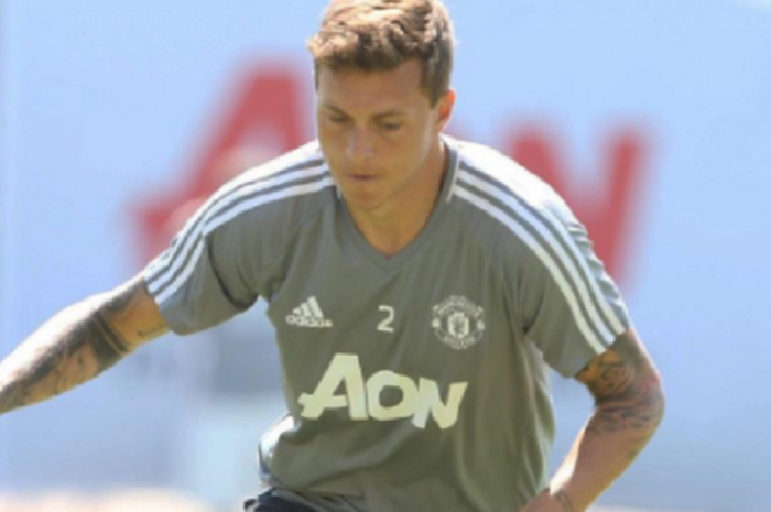 Victor Lindelof dalam sesi latihan bersama MU