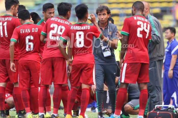  Tim nasional U-22 Indonesia melawan Kamboja pada pertandingan terakhir penyisihan Grup B SEA Games 2017, Kamis (24/8/2017).  