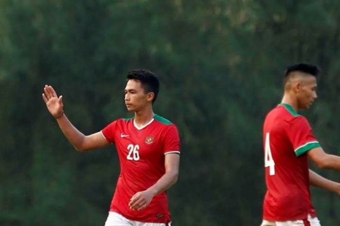 Bek timnas U-19 Indonesia, Bagas Adi Nugroho (tengah) seusai melakoni laga uji coba kontra PPLM di NYTC, Sawangan, Depok, Jumat (5/8/2016). 