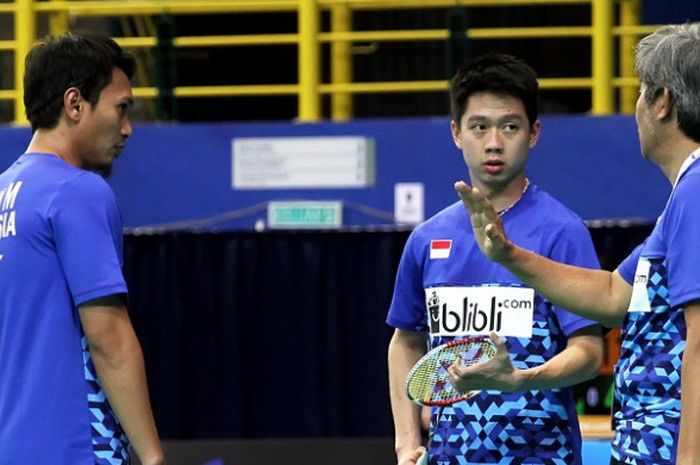 Pelatih kepala ganda putra nasional, Herry Iman Pierngadi (kanan) memberikan arahan kepada Mohammad Ahsan/Kevin Sanjaya Sukamuljo pada partai kedua melawan India pada Kejuaraan Beregu Asia 2018 di Stadium Sultan Abdul Halim, Kamis (8/2/2018).