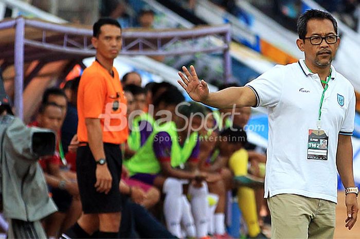 Pelatih Persela Lamongan, Aji Santoso, memberi instruksi kepada pemainnya saat melawan Persik Kediri pada penyisihan Piala Indonesia 2018 zona 11 di Stadion Brawijaya Kediri, Jawa Timur, Selasa (15/05/2018) sore.