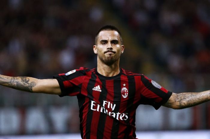 Penyerang AC Milan, Suso, merayakan gol ke gawang Cagliari pada laga Liga Italia di San Siro, Milan, 27 Agustus 2017.