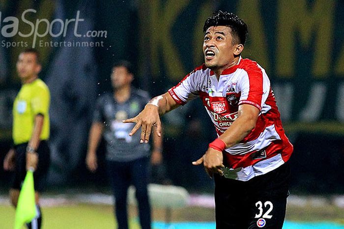 Bek Madura United, Beni Wahyudi, melakukan lemparan ke dalam saat melawan Persebaya Surabaya pada laga pekan ke-10 Liga 1 2018 di Stadion Gelora Ratu Pamellingan Pamekasan, Jawa Timur, Jumat (25/05/2018) malam.