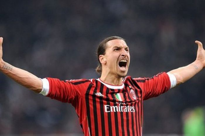  Ibrahimovic Saat Membela AC Milan. 