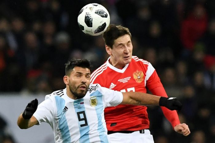 Striker Argentina, Sergio Aguero (kiri), berduel dengan gelandang Rusia, Daler Kuzyaev, dalam laga persahabatan di Stadion Luzhniki, Moscow, Rusia, pada 11 November 2017.