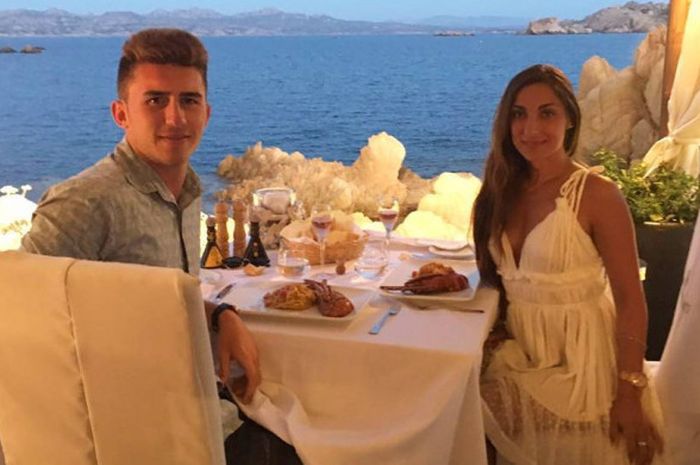 Aymeric Laporte (kiri) bersama Sara Botello 