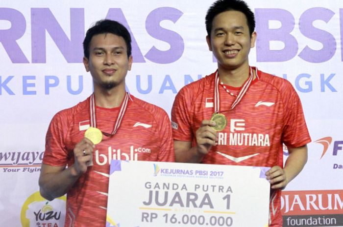 Pasangan ganda putra Mohammad Ahsan (kanan)/Hendra Setiawan berpose dengan medali emas yang mereka raih setelah menjuarai Kejuaraan Nasional (Kejurnas) PBSI 2017 Gubernur Kepulauan Bangka Belitung di GOR Sahabudin, Pangkalpinang, Sabtu (2/12/2017).