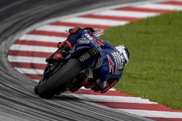 Pebalap tim Movistar Yamaha, Maverick Vinales, saat beraksi pada tes pramusim hari ketiga di Sirkuit Sepang, Malaysia, Selasa (30/1/2018).