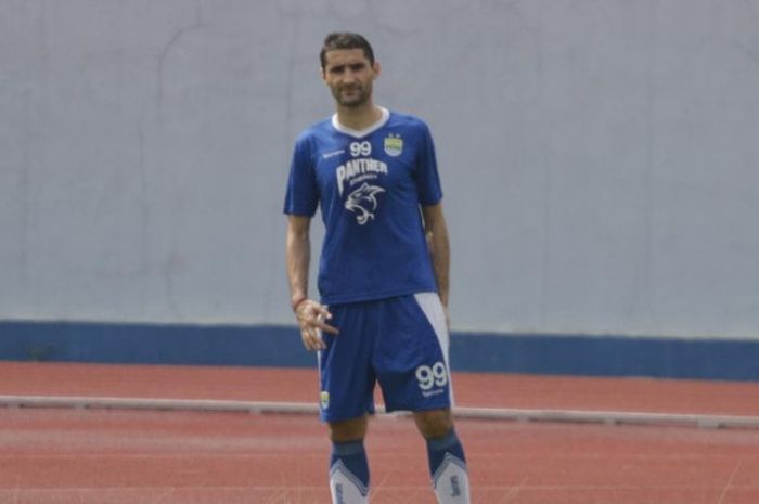 Gelandang Persib Bandung Srdjan Lopicic saat menjalani sesi latihan pagi di Lapangan Sport Jabar Arcamanik, Bandung, Senin (14/1/2019).