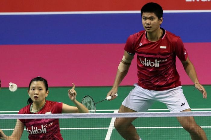 Pasangan ganda campuran Indonesia, Praveen Jordan/Debby Susanto, mengembalikan kok ke arah Pranaav Jerry Chopra/Reddy N Siki (India) dengan 20-22, 18-21, 21-18, pada laga 16 besar yang berlangsung di Emirates Arena, Glasgow, Kamis (24/8/2017).