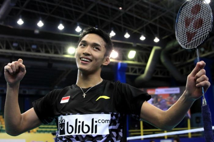        Pebulu tangkis tunggal putra nasional, Jonatan Christie, melakukan selebrasi setelah memenangi laga melawan wakil China, Shi Yuqi, pada partai kesatu final Kejuaraan Beregu Asia 2018 di Stadium Sultan Abdul Halim, Alor Setar, Kedah, Malaysia, Minggu (11/2/2018).       