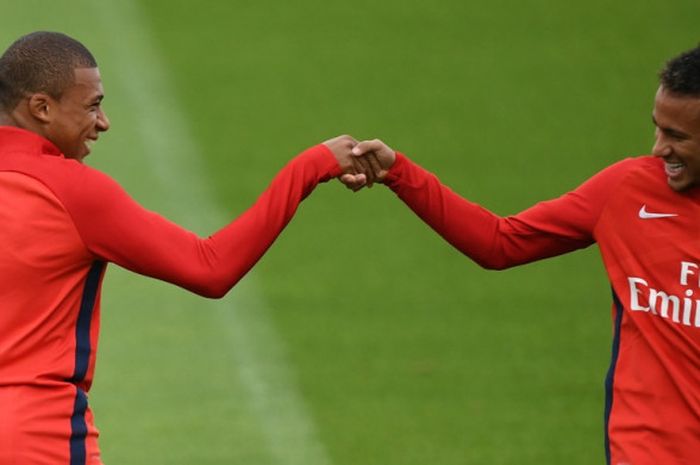 Pemain Paris Saint-Germain, Kylian Mbappe dan Neymar, bersalaman dalam sesi latihan klub di Ooredoo Camp des Loges, Paris, Prancis, pada 6 September 2017.