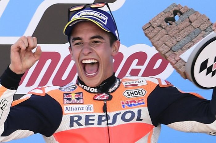 Pebalap Repsol Honda Team, Marc Marquez, meluapkan kegembiraan di atas podium setelah menjuarai balapan GP Aragon, di MotorLand Aragon, Minggu (24/9/2017).