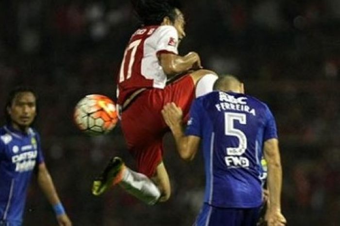 Gelandang PSM, Rasyid Bakri melompat dan kakinya nyaris mengenai bek Persib, Diogo Ferreira di Stadion Andi Mattalatta, Makassar, Sabtu (29/10/2016) malam.